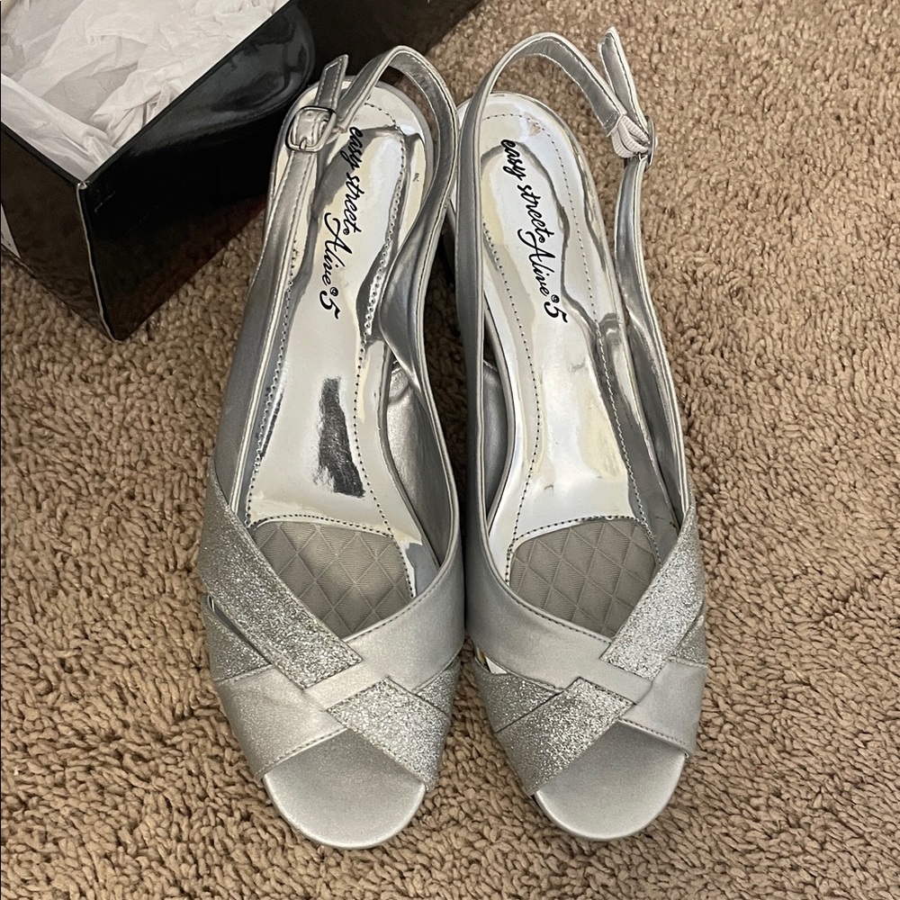 NWT 11M Easy Street Silver Slingback Heels